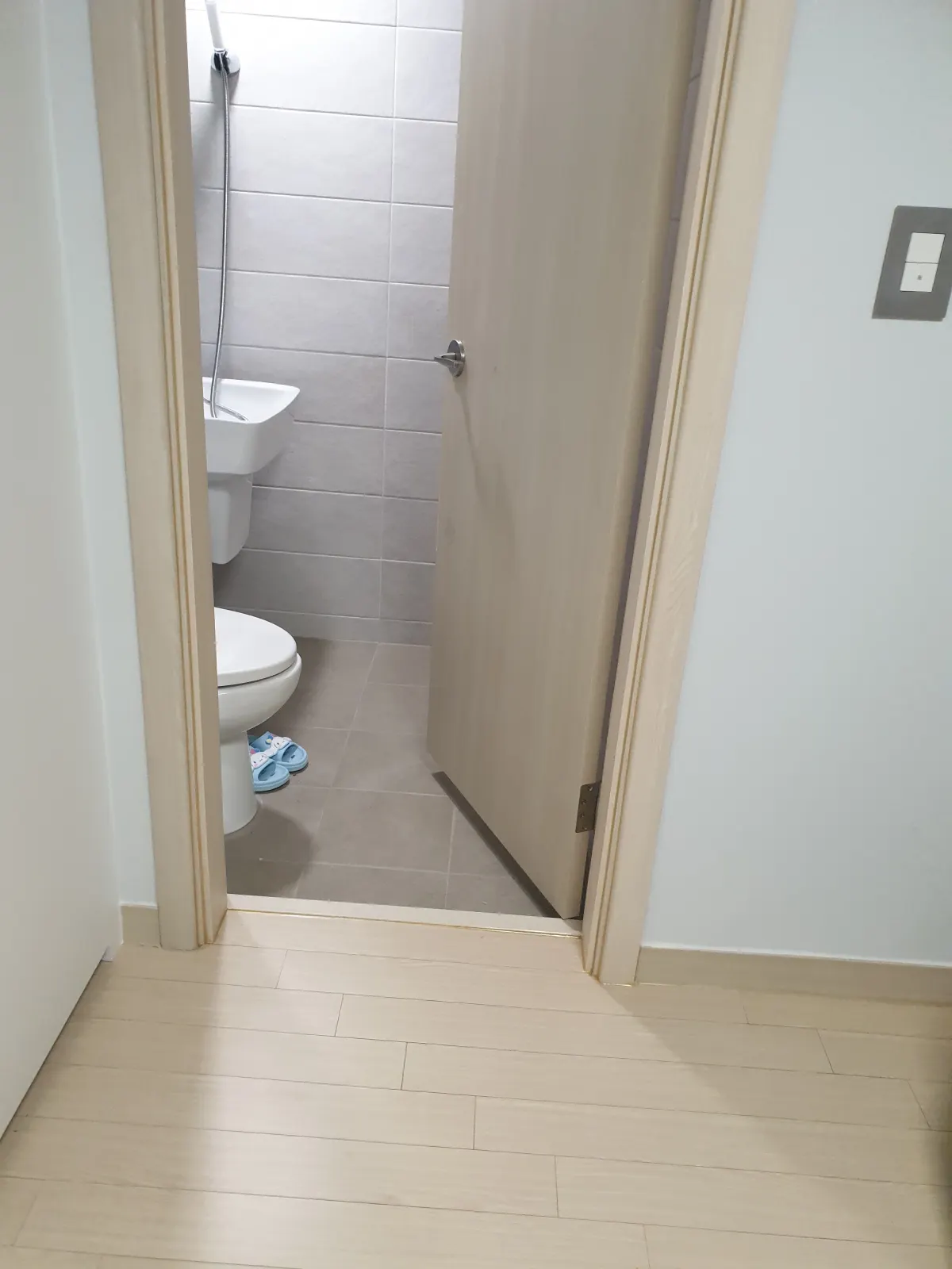 물먹은 문틀 보수 시공 후